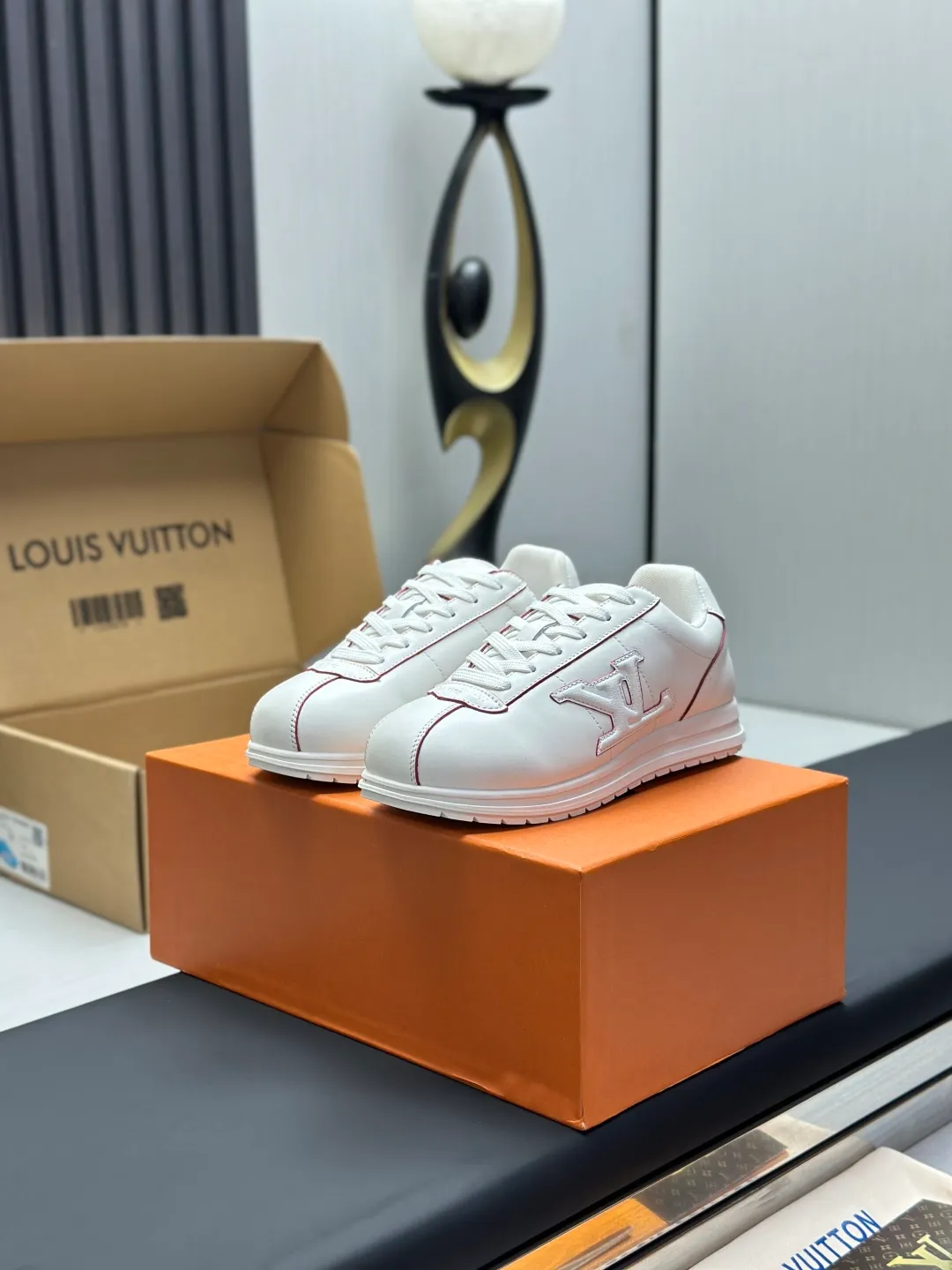 👟👟Ex-factory price 680👟👟 Full set of packaging with airplane box💰Top version LV-Louis Vuitton-classic catwalk new style 1:1 development replica of the original version! ! The upper foot is very comfortable. It is made of luxurious materials and fine workmanship. The midsole is printed with English letters "Made in Europe". The upper is made of calfskin imported from Italy. The side is decorated with the brand's LOGO and signature. The latest latex foot pads and mesh lining make the foot feel super comfortable. The original two-color TPU combination outsole is specially provided by the original factory. Bag technology Goodyear stitched edges Fabric: Exclusive customized first-layer cowhide Accessories: Exclusive private model Vuitton logo, lining: Customized silk mesh lining - first-layer silk cowhide lining Outsole: TPU combination outsole wear-resistant, non-slip and anti-yellowing Foot pads: new latex pads-mesh sweat-absorbent Counter technology: fully computerized sewing machine wire drawing Toe box back cover Hot and cold shaping Full set of pull-top lasts with medium and low logo patterns Special counter packaging - shoelaces, certificate, card, instructions, certificate of quality, dust bag, the most complete packaging on the entire network, women's 35-40 men's 38-46 (38/46 customized, non-refundable! GD9916